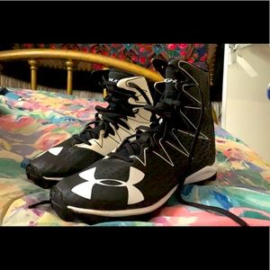 Under Armour football cleats. Size: 5Y(US)